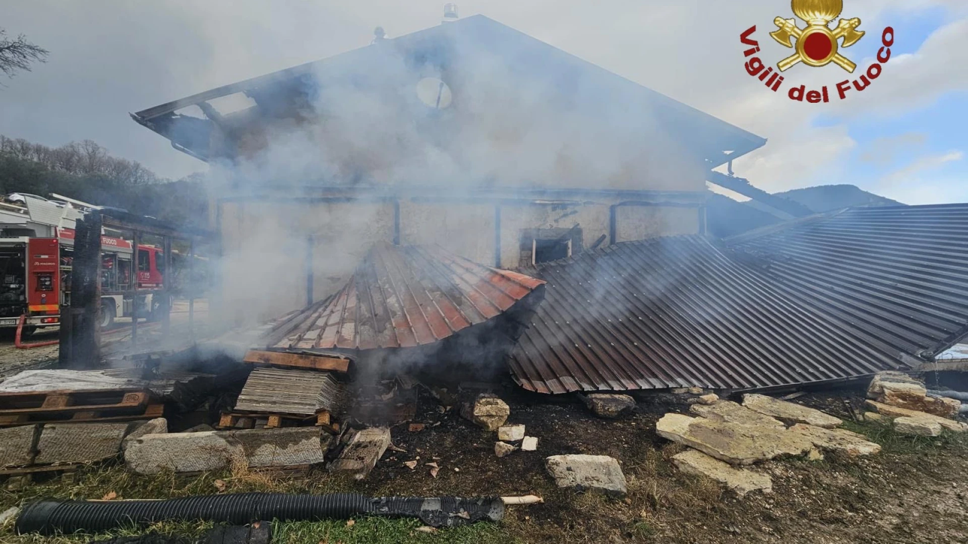 Castel San Vincenzo: le fiamme divorano una legnaia. Provvidenziale l’intervento dei Vigili del Fuoco di Isernia.